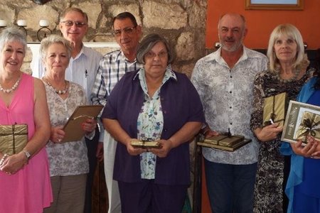 Fine & Country se groep presteerders, met voor vlnr Elmaré Rankin, Maria Claassen, Maryna Potgieter, Daniël Geldenhuys, Nelia Muller en Mienie Fourie. Agter vlnr is Kobie van Wyk (eienaar) en Hennie Austin.